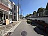 その他：周囲の建物との距離感にゆとりがあり陽光がたっぷり差し込む明るい前面道路ですね！すっきりと整備された街並みが心地よく、毎日のお散歩や外出が思わず楽しみになるような穏やかな環境です