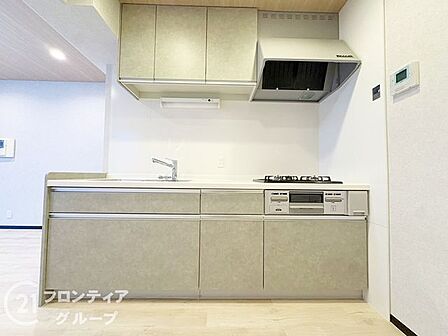 落ち着きのあるモダンな色合いとすっきりとしたデザインがとても魅力的ですね!ダウンライトの柔らかな明かりに包まれながら毎日の料理作りがますます楽しくなりそうですね!
