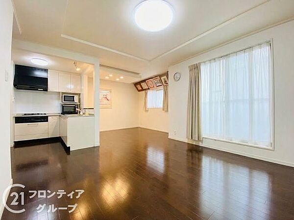 落ち着いたフローリングと明るい照明が心地よい温もりを演出するリビングです！家族みんなが自然と集まってゆったりとリラックスできる素敵な空間ですね