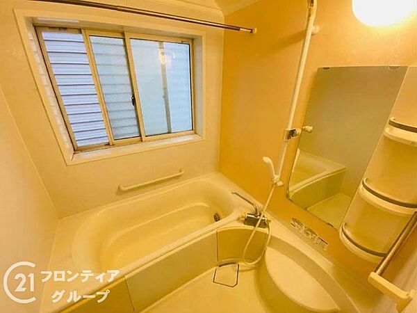 大きな窓からたっぷりの光が差し込む明るく開放的なバスルームですね！心地よい風を感じながらゆったりとくつろげる、一日の疲れを癒す特別な空間です