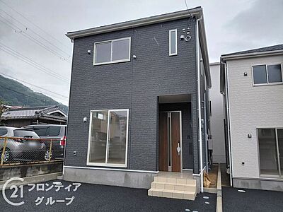 外観:外壁は、汚れにくくメンテナンスのしやすいサイディング材を採用!色あせや日焼けが目立ちにくく、メンテナンス費用も軽減できます。また、ひび割れや破損に強いので安心してお住まいして頂けますね。 外観:外壁は、汚れにくくメンテナンスのしやすいサイディング材を採用!色あせや日焼けが目立ちにくく、メンテナンス費用も軽減できます。また、ひび割れや破損に強いので安心してお住まいして頂けますね。