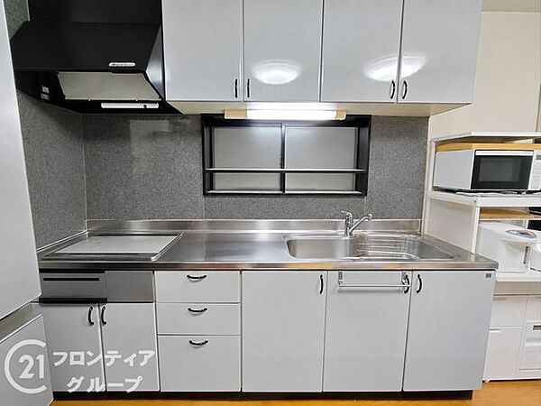 清潔感のあるホワイトで統一された広々としたシンクと収納が美しいキッチンですね！効率的な作業動線がしっかりと確保され、日々の調理時間を楽しく快適なひとときに変えてくれます