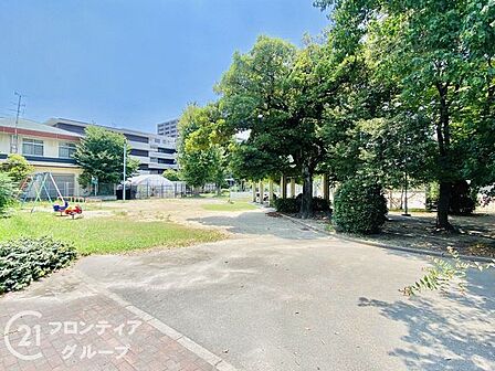 鯰江公園 徒歩4分。 260m