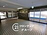 その他：明るい光がたっぷりと差し込むガラス張りの窓が開放感を高めるロビーですね！整然と並んだ集合ポストとタイル貼りの床が清潔で落ち着いた雰囲気を醸し出しています
