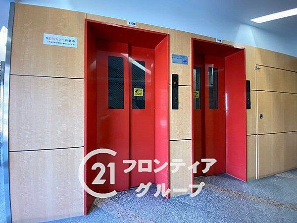 赤く彩られたエレベーター扉と整然としたタイル床が織りなすスタイリッシュな空間！日々の移動をスムーズに支えてくれる機能的な共用部です
