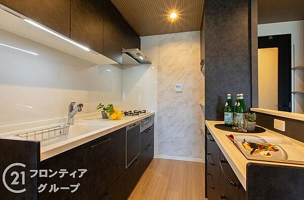 家事がしやすい配置で、毎日の料理がスムーズになるキッチンです。収納も使いやすく、家族との会話が自然と生まれる空間に仕上がっています。