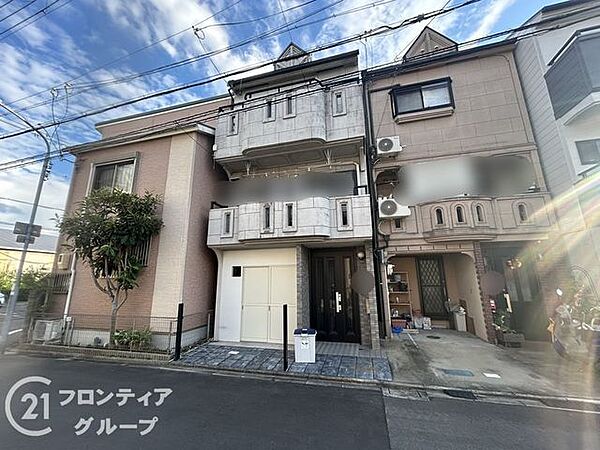 落ち着いたブラウンの色合いと綺麗に整えられた外壁が美しい佇まいですね！手入れが行き届いた清潔感のあるファサードが、毎日の帰宅を温かく迎えてくれる心地よい空間です