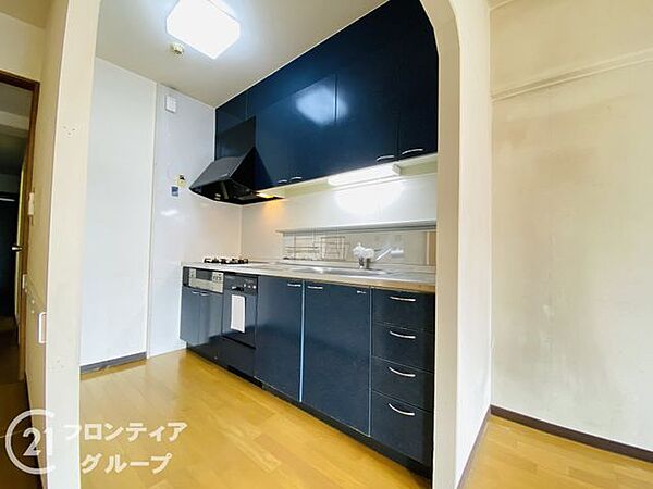 落ち着いた深みのある色合いのキッチンがインテリアに美しく映えますね！清潔感のある白い壁との上品なコントラストが、毎日の料理の時間をより楽しく彩ってくれますね！