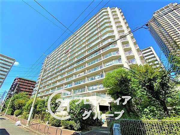 青空に美しく映える堂々とした佇まいと豊かな植栽の緑が調和していますね！陽光に包まれた端正なフォルムが、上質で落ち着いた暮らしの始まりを優雅に物語ります