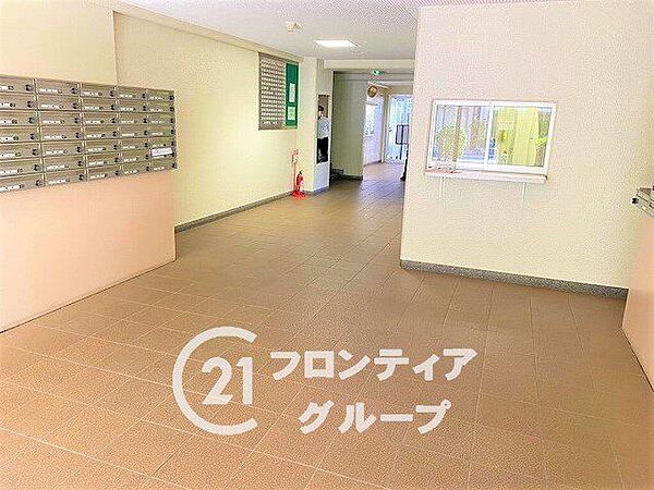 明るいタイル敷きのフロアと大きな窓が心地よい開放感を生み出していますね！整然と並ぶポストなど管理の行き届いた清潔な空間が、安心の毎日を支えてくれます