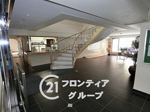 外の喧騒を忘れさせてくれるような静寂と清潔感に満ちたロビー空間です！心地よい光と洗練された内装が織りなす上質な雰囲気が住まう方の誇りとなります