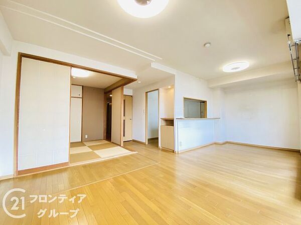 明るい木目の床が心地よい開放感あふれるリビングダイニングですね！柔らかな自然光がたっぷりと差し込み、家族みんなが自然と集まる温かい笑顔の空間が広がります