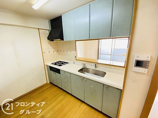 すっきりと一直線に伸びるシステムキッチンが清潔感を演出していますね！作業スペースがゆったりと確保されており、日々の調理や片付けがスムーズに進む機能的な空間です