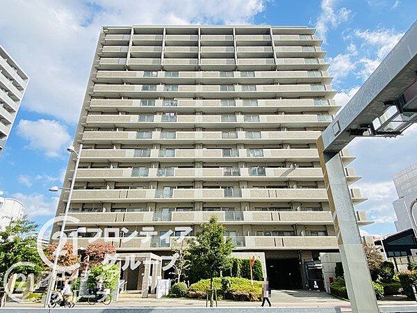 周囲の景観に溶け込む落ち着いた色合いの外壁と風格のある堂々とした佇まいが印象的ですね！青空のもとでひときわ存在感を放つ美しい外観フォルムとなっています