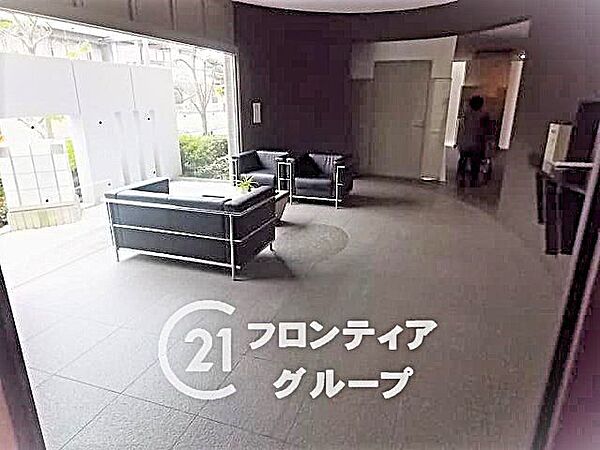 ゆとりある広さと落ち着いた色調でまとめられた気品漂うロビー空間が広がっています！大きな窓から外の景色を眺めながら心からリラックスできる贅沢な時間をお楽しみください