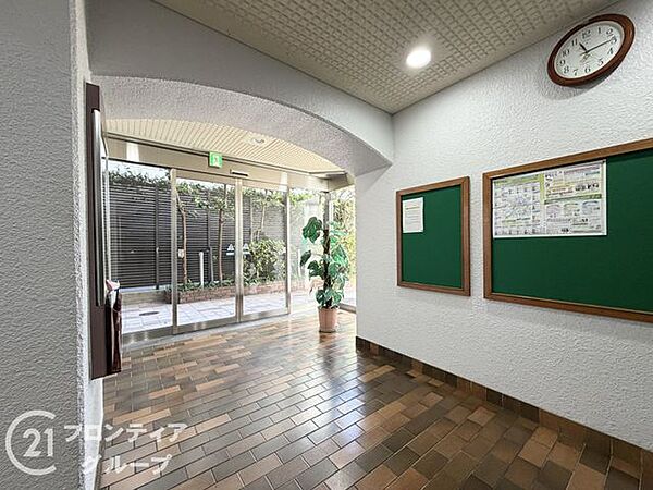 柔らかな照明が心地よい温もりを演出する上品なロビーですね！美しい掲示板や整えられたレイアウトに管理の行き届いた丁寧さが光ります