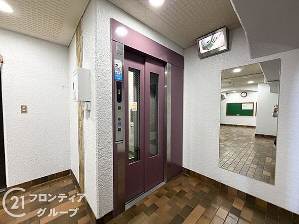清潔に保たれたエレベーターホールと落ち着いた色合いの床面ですね！日々の移動を快適にサポートしてくれる頼もしい共用スペースです