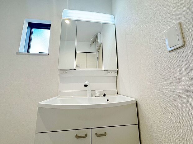 洗面台には目線に合わせた大きい鏡を採用。身だしなみを整えやすい事はもちろんですが、鏡の後ろに収納スペースを設ける事により、散らかりやすい洗面スペースをすっきりさせる事が出来るのも嬉しいですね。