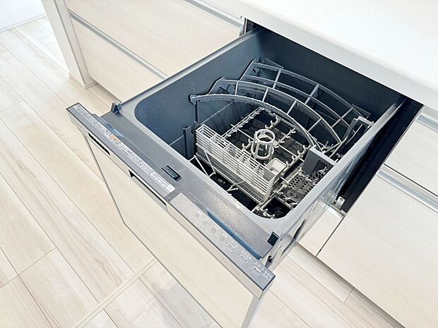 食器を洗っている間にお掃除など、様々なシーンで家事の時短に役立つ食洗機。省スペースのビルトインタイプを採用致しました。