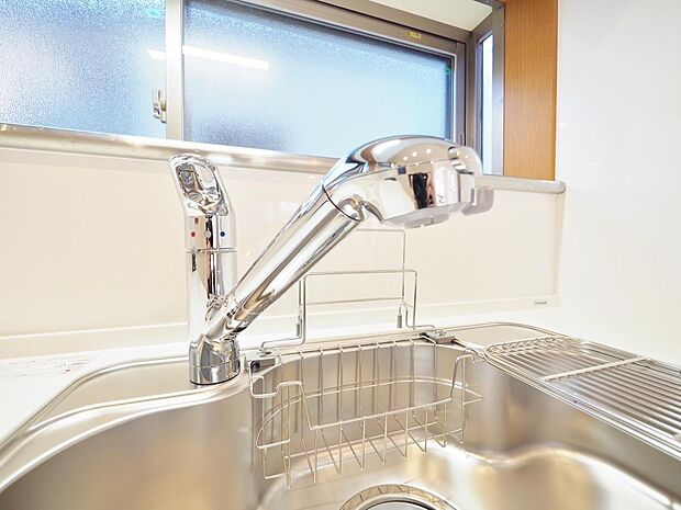 クリアな水が毎日使え、見た目にもスマートな浄水器一体型。水栓は、引出し式のシャワーヘッドなのでシンクの隅々までお掃除できます。