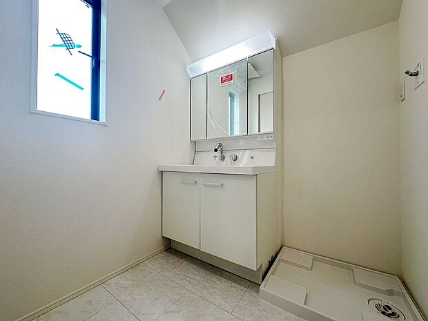 お家の中でも特にプライベートスペースとなる洗面所は、洗濯場所と浴室を同じ空間でまとめております。ここにも小窓を設置しておりますので、熱気などが籠りやすい空間でちょっとした空気の入れ替えを。