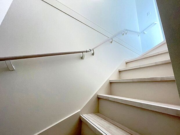 階段にはつかまりながら上り下りができるよう手すりが設けられております。お子様やご年配の方の安全にも配慮した造りです。