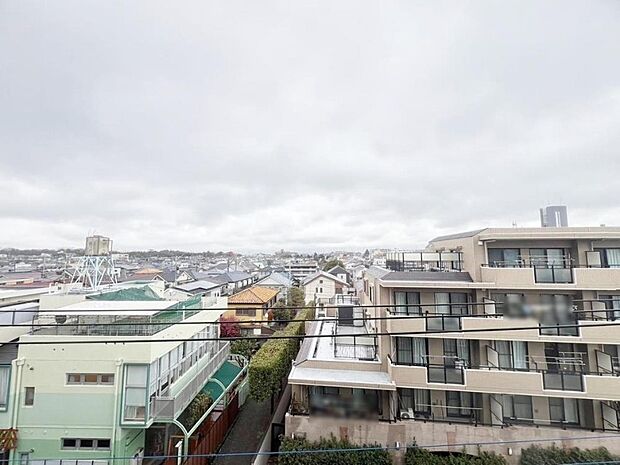 陽射しとともに、少しづつ装いを変える街の景観から、星空が地上に映りこむかのような夜景のきらめきまで、この街ならではの美しい風景の物語が室内に展開します。手を伸ばせば、ふれることができそうな眺望も魅力。