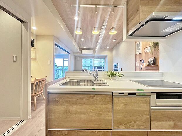 生活の中心となるLDKは対面キッチンタイプの広々としたゆったりサイズ。生活動線をワンフロアに集中させることで、ご家族が自然と集まる空間を設計から実現しました。