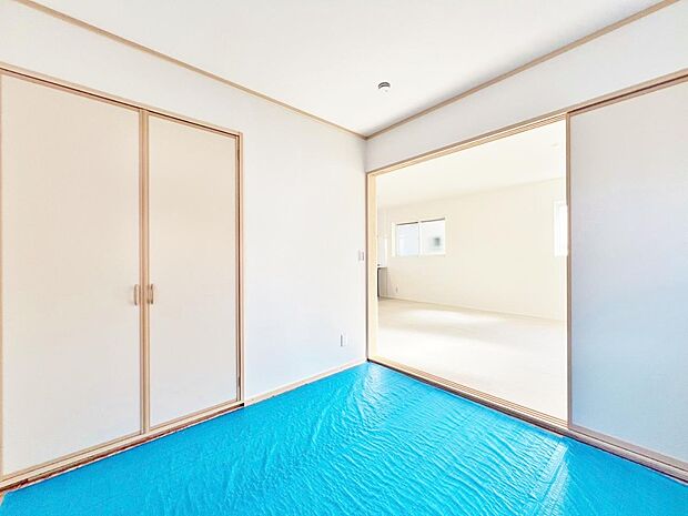 障子・襖・畳など日本独特の文化が詰まった空間である和室。和室には、客間や子供の遊び場等々幅広い使い方ができ、井草の匂いはリラックス効果をもたらし、その上調湿効果がある。などのメリットが沢山あります。