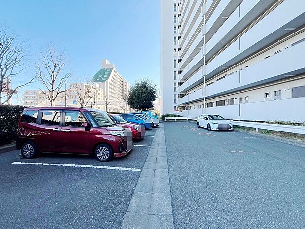 ゆったりとした駐車スペースを確保いたしましたので、大きめのお車でも駐車可能です。自転車やバイクなど、ゆとりのある敷地で置き場所に困ることはないでしょう。