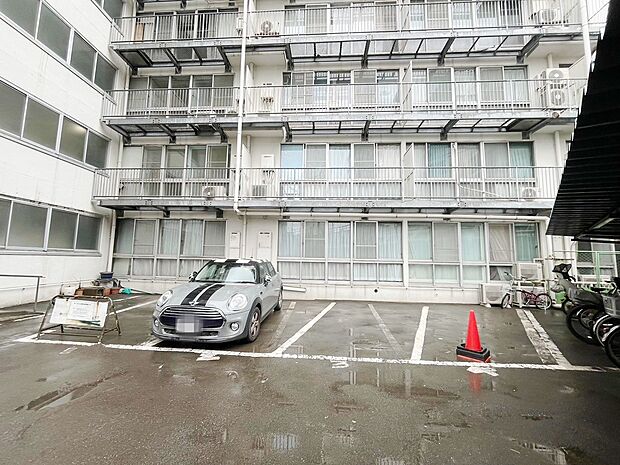 駐車場の空き状況や車種によっては利用できない可能性もありますので、管理会社に確認をお勧めいたします。