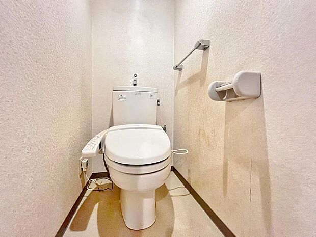 DKや洗面所とは違う場所に設置されたトイレ。中は比較的ゆとりのある大きさを確保しておりますので、ゆったりとお使い頂けます。