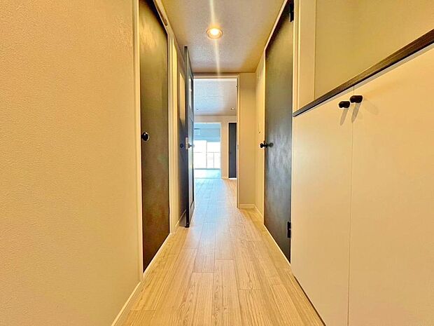 明るい玄関を上がると廊下には収納スペースが。実際に生活する側に立って設計した工夫が要所要所に感じます。キメ細やかさがこの邸の魅力の一つです。