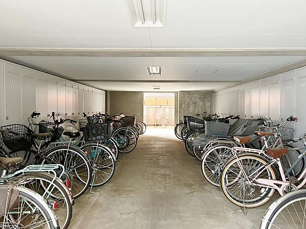 屋根付きの駐輪場がございますので、雨風から大切な自転車を守れるので雨ざらしにするよりも劣化しにくいです。日常使いするものだから使いやすいのがポイントです。