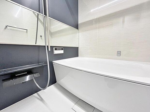 保温機能付き、汚れをはじく有機ガラス系の新素材を採用した浴室。美しく機能的な設備を採用。