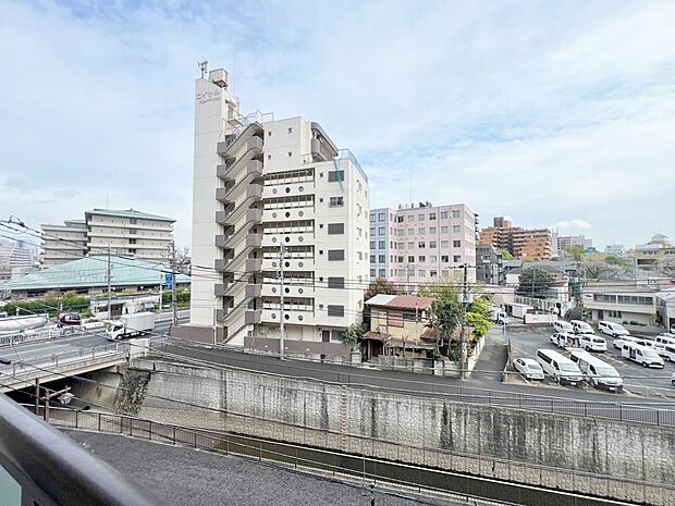 家族の温かさと陽光の暖かさ、楽しい毎日と明るい未来を予感させる「空間が織り成すひとつ先の住み心地」を演出します。