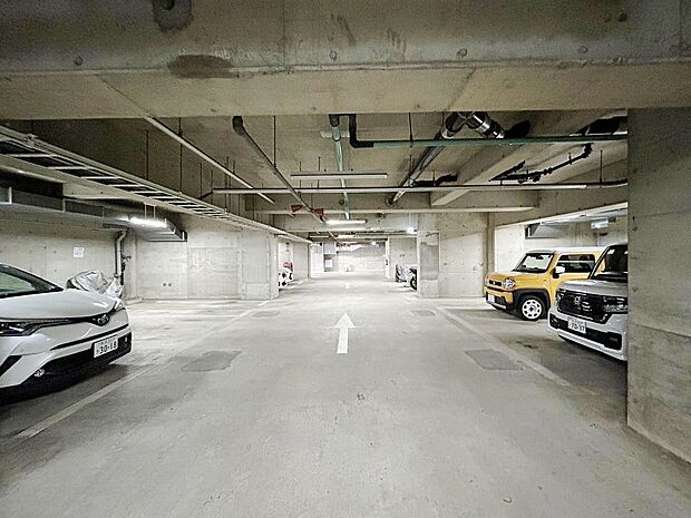 お車をお持ちの方に駐車スペースを確保しました。駐車可能な車種や空き状況は管理会社にご確認ください。