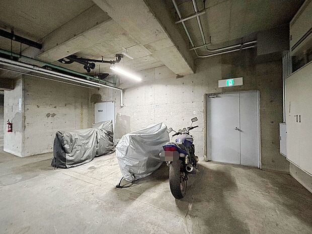 こちらのマンションには大きめのバイクも置くことができる広めのスペースがございます。バイク置き場があいていない可能性もありますので、管理会社に確認をお勧めいたします。