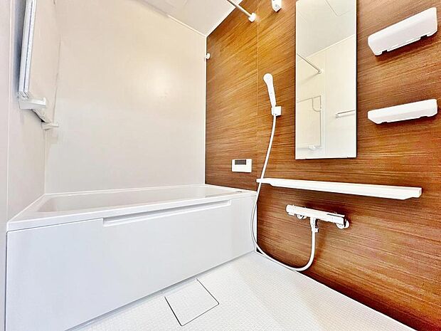 素敵なバスパネルと曲線デザインが美しい浴槽が高級感を感じさせる浴室に身も心も癒されます。疲れを癒す場所にふさわしい快適で清潔な空間で心も体もオフになるより良いリラックスタイムをお楽しみください。