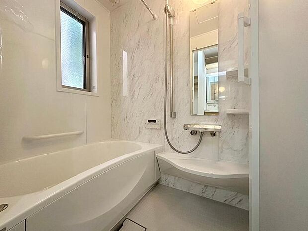 温かさを保つFRP浴槽やお風呂の床がヒヤッとしない等、機能的で清潔感溢れる浴室。快適・清潔な空間で心も体もオフになる時間を楽しむことが可能です。