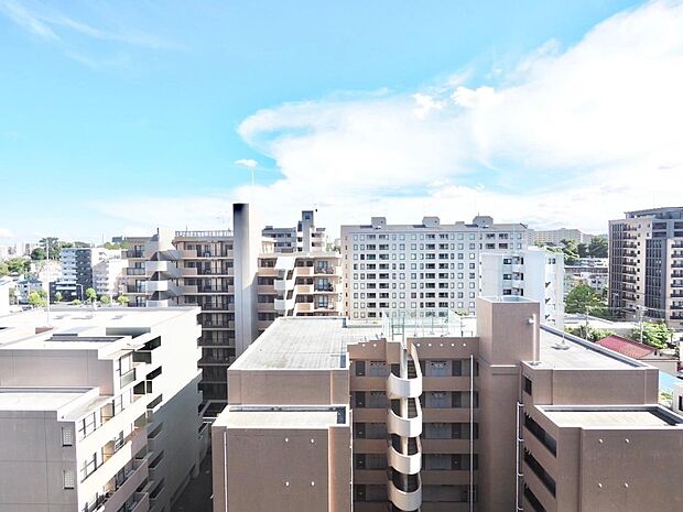 豊かな陽光に照らしだされる素敵な空間。季節を問わず華やいだ素敵な風景をお楽しみいただけます。