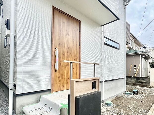 家の顔となる玄関は、格調高いデザイン性が求められます。また、防犯性の高さや使いやすさもポイントです。