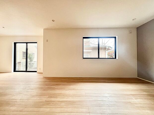 光が注がれる青い空から鮮やかに赤色にゆっくりと染まる。そんな優しい時間がここでは流れてゆく。