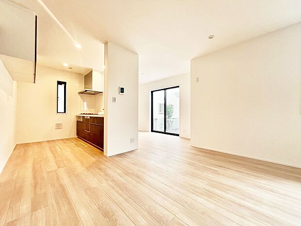 明るく開放的な空間が広がるLDK。室内には豊かな陽光が注ぎ込み、爽やかな住空間を演出。