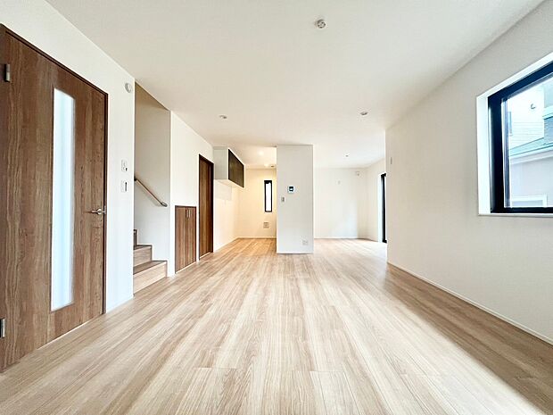 近隣との視線を考え、調整される窓位置。外観だけでなく、そこに住まうご家族の心地よさを最優先しました。