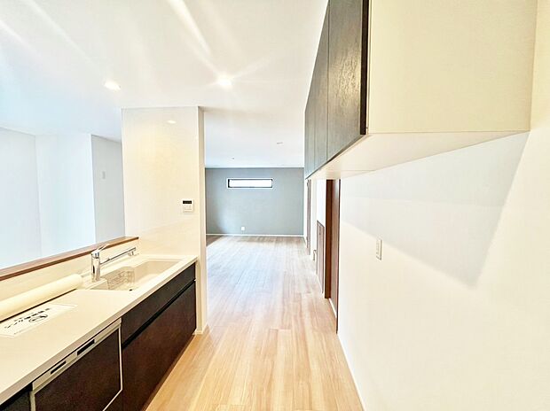 ご家族みんなで調理ができる位のスペースを実現したキッチン空間となっております。