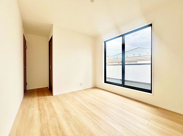 白を基調とした部屋は、部屋をより広く見せ、光を反射するので部屋を明るく美しく見せる効果もあります。