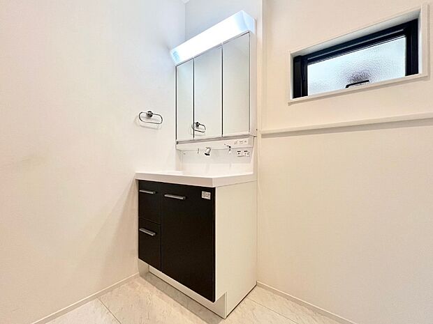 三面鏡も備えた美しい設備。手で洗いたい素材の衣服も洗える大型ボウルです。