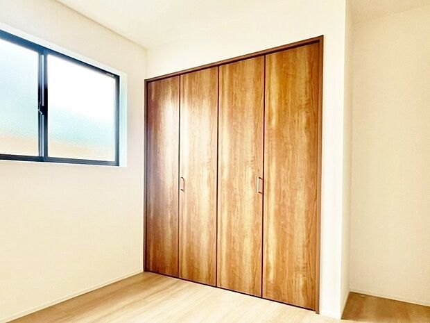 クローゼットには洋服や本を収納できるので、お部屋はすっきり広々と使うことができます。