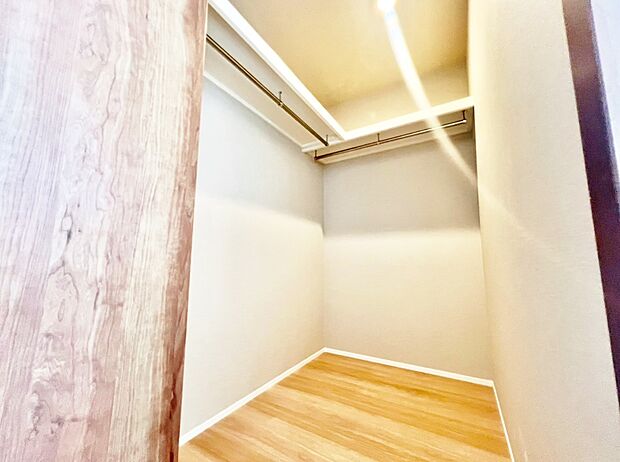 ウォークインクローゼットを完備。季節物の家電製品やキャリーバック、お荷物が多い方でも安心のスペース。